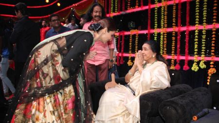 ‘Phillauri’ Anushka Sharma revels in the presence of Asha Bhosle on the Finale of & TV’s The Voice India