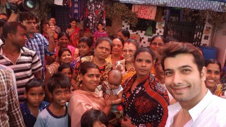 Ssharad Malhotra celebrates women’s day at red light area Kamatipura