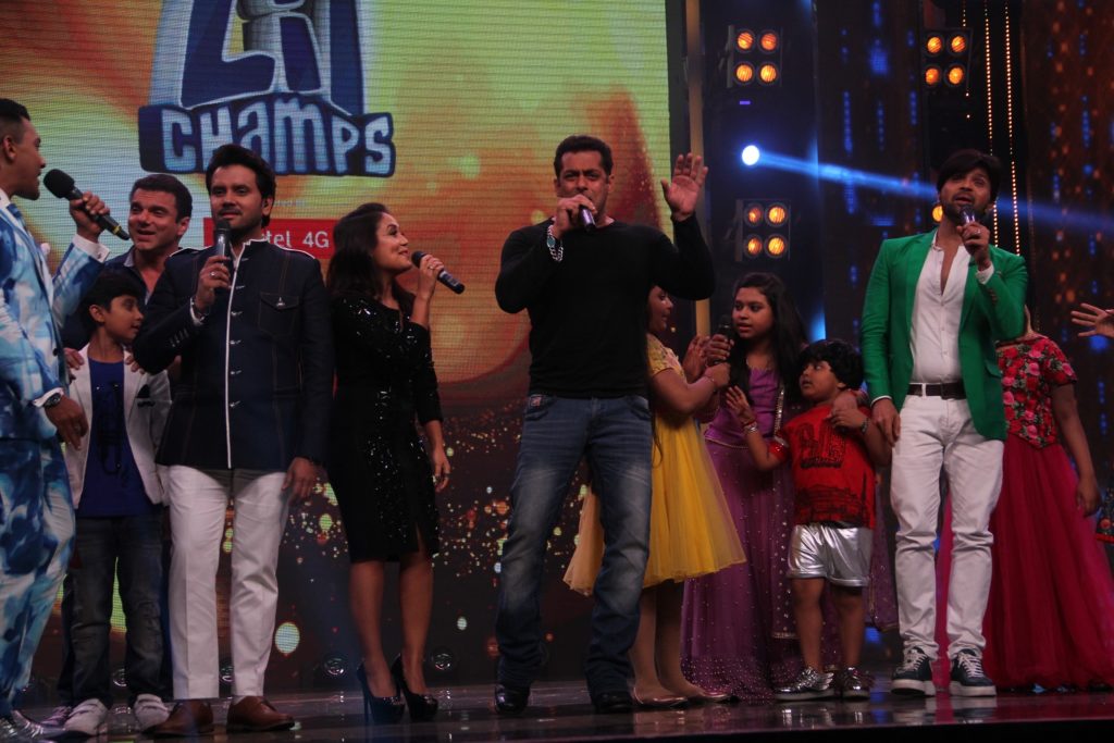 Salman Khan & Sohail Khan on Zee TV’s Sa Re Ga Ma Pa Li’l Champs - 4