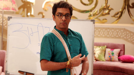 Vrajesh Hirjee makes a cameo in Sajjan Re Phir Jhooth Mat Bolo