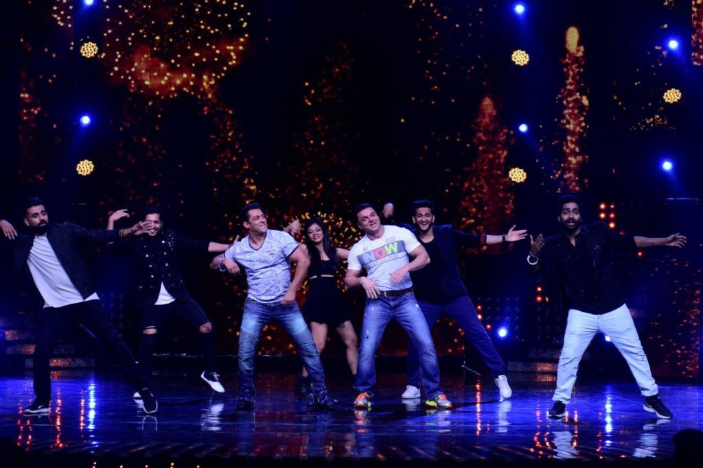 Nach Baliye cast & crew groove with Salman Bhai this week! - 5