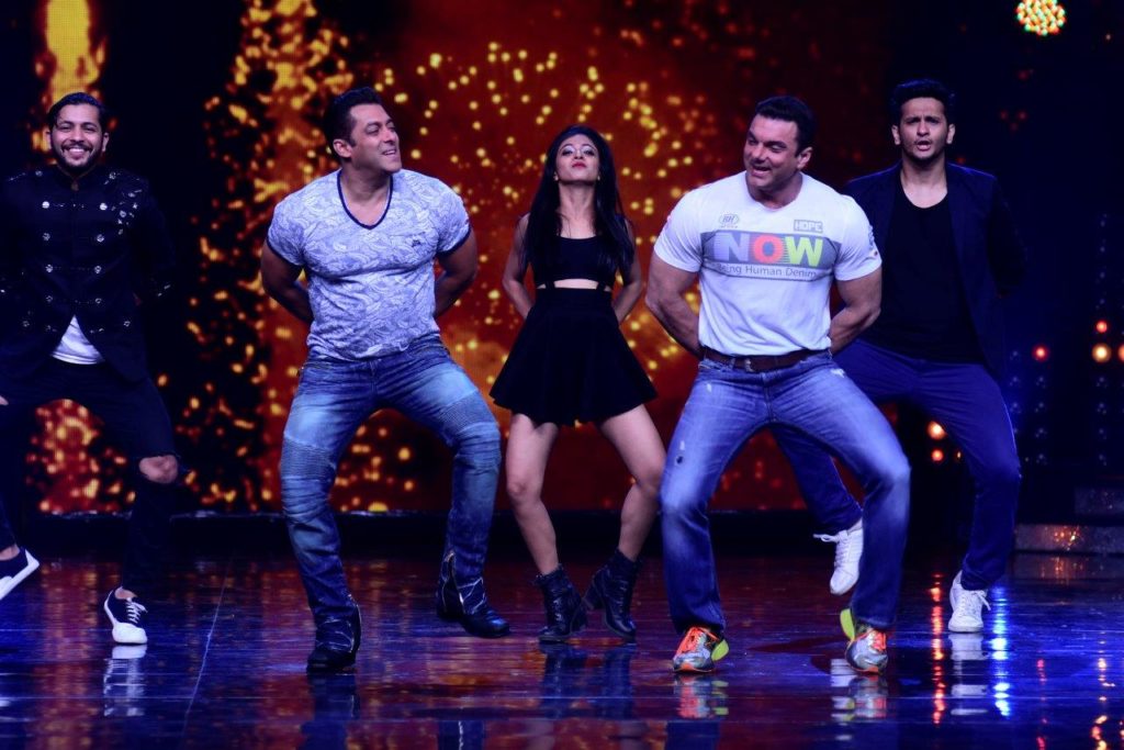 Nach Baliye cast & crew groove with Salman Bhai this week! - 6