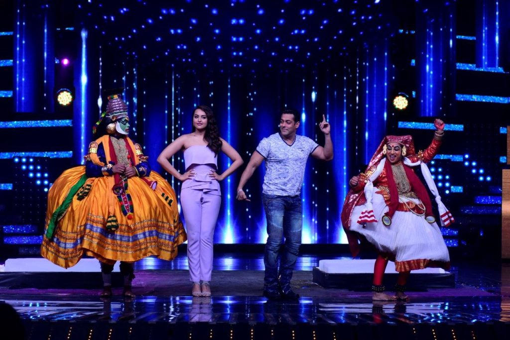 Nach Baliye cast & crew groove with Salman Bhai this week! - 7