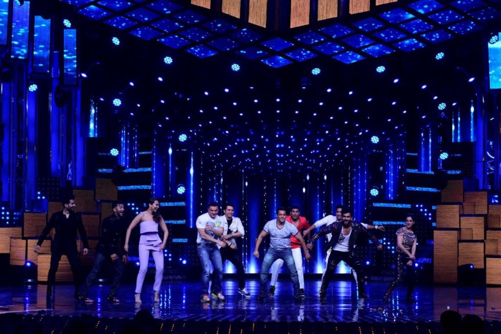 Nach Baliye cast & crew groove with Salman Bhai this week! - 19