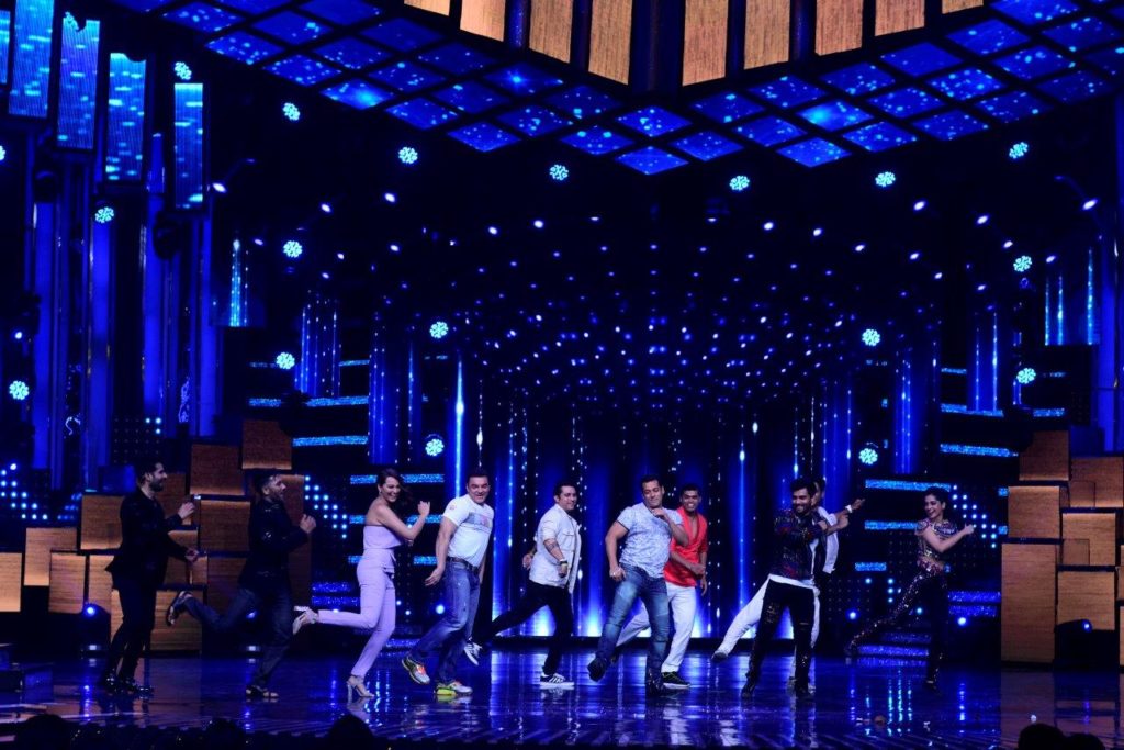 Nach Baliye cast & crew groove with Salman Bhai this week! - 18