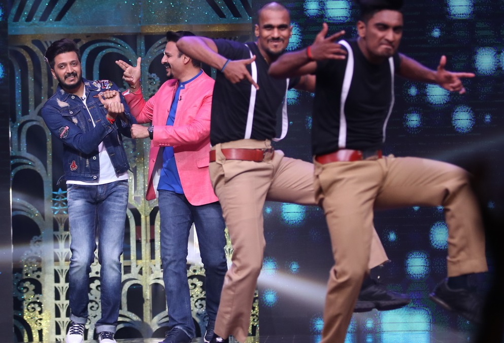 Baba Ramdev & Cast of Bank Chor on Sabse Bada Kalakar! - 4