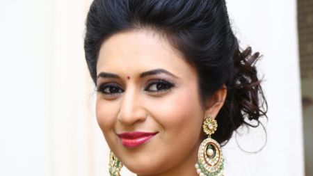 Divyanka Tripathi battles Mumbai rains to reach YHM sets