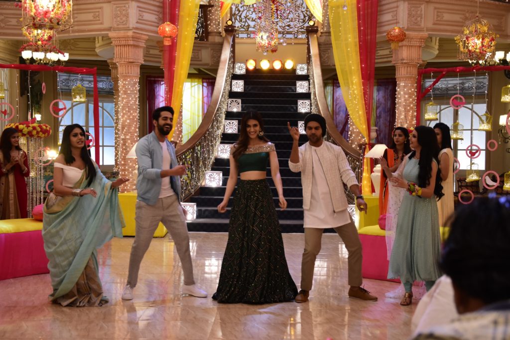 Ayushmann Khurrana, Kriti Sanon and Rajkummar Rao visit the sets of Ishqbaaaz - 1
