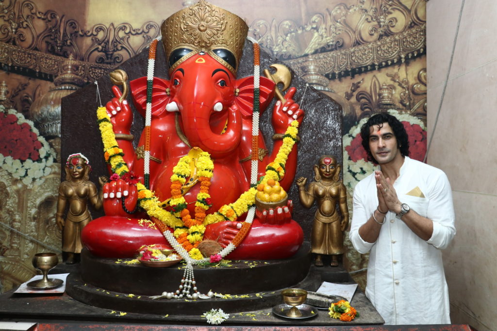 Sony TV’s Vighnaharta Ganesh star-cast visit Siddhivinayak temple to seek blessings - 2