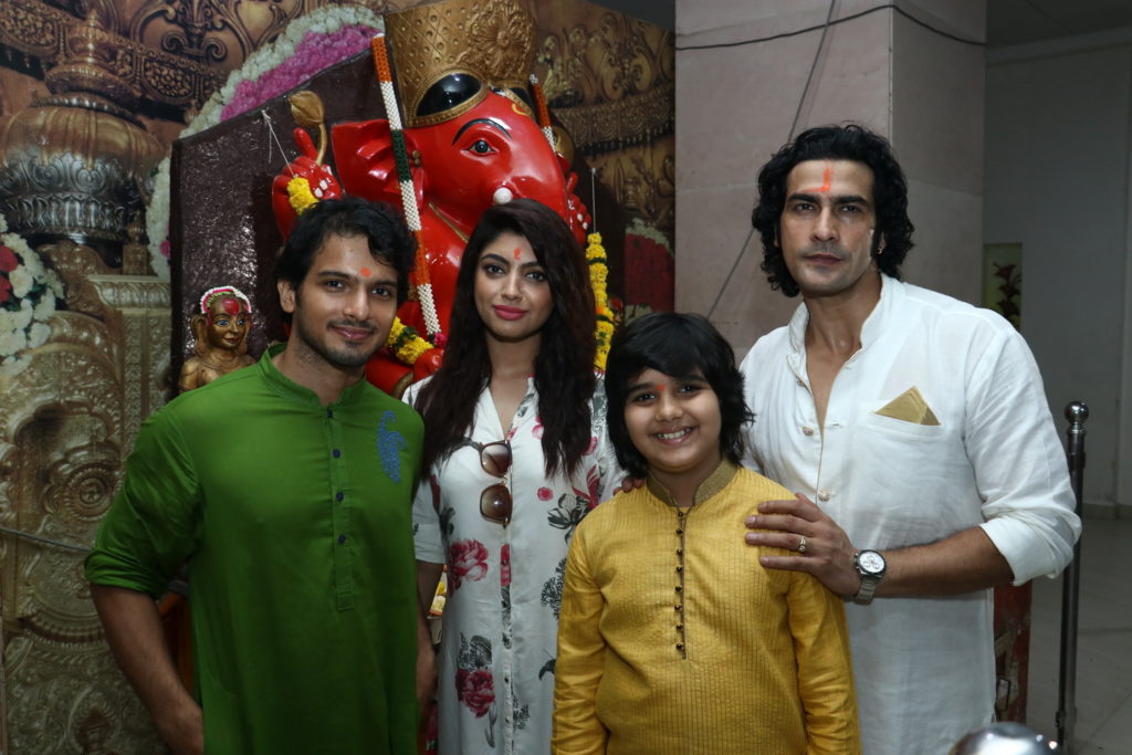 Sony TV’s Vighnaharta Ganesh star-cast visit Siddhivinayak temple to seek blessings - 4