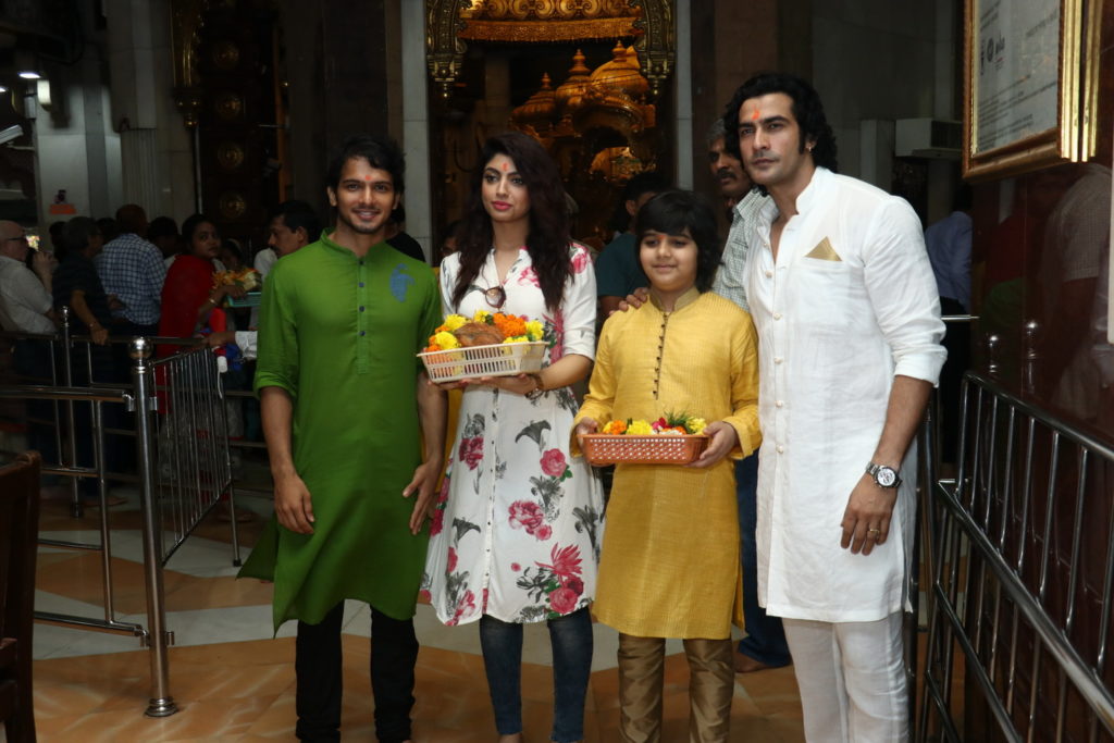 Sony TV’s Vighnaharta Ganesh star-cast visit Siddhivinayak temple to seek blessings - 3