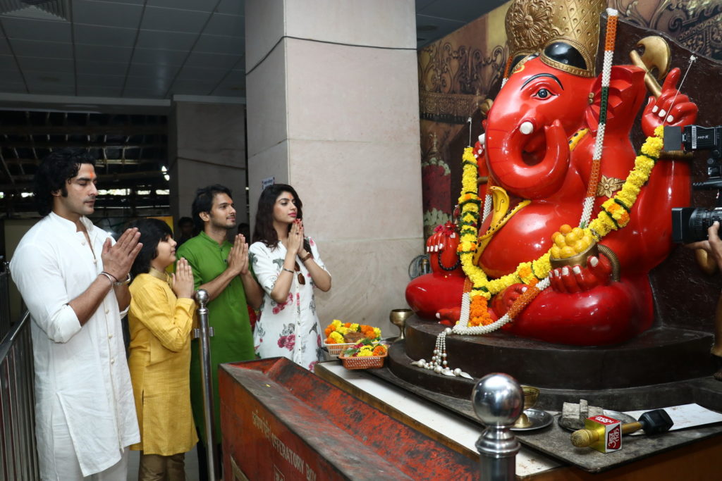 Sony TV’s Vighnaharta Ganesh star-cast visit Siddhivinayak temple to seek blessings - 5