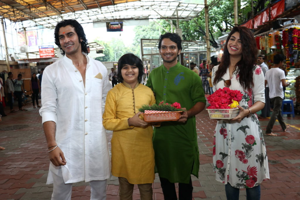 Sony TV’s Vighnaharta Ganesh star-cast visit Siddhivinayak temple to seek blessings - 7