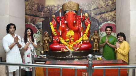 Sony TV’s Vighnaharta Ganesh star-cast visit Siddhivinayak temple to seek blessings