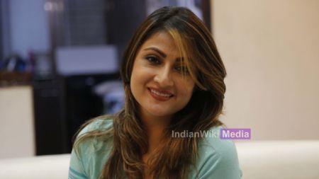 Gorgeous Urvashi Dholakia enjoys FB Live session with IndianWikiMedia