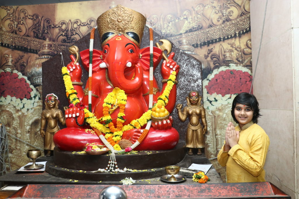 Sony TV’s Vighnaharta Ganesh star-cast visit Siddhivinayak temple to seek blessings - 8