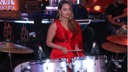 Sonakshi Sinha entertains team Om Shanti Om with her unique talent