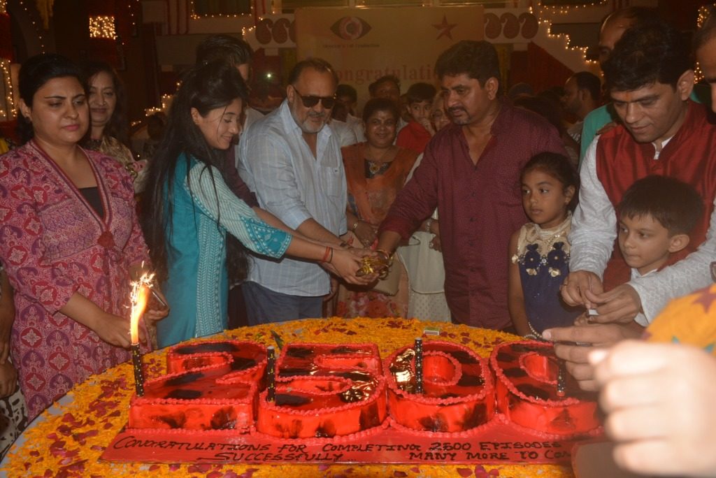 Hawan and cake cutting ceremony on the sets of Yeh Ristha Kya Kehlata Hai - 2