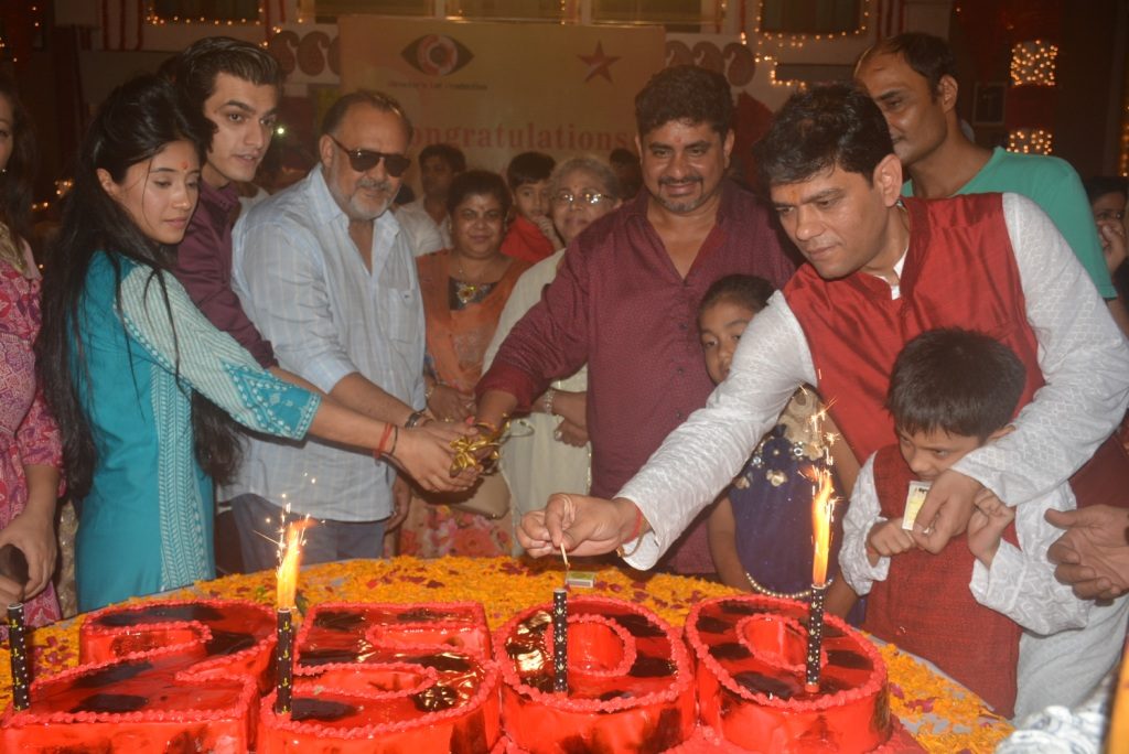 Hawan and cake cutting ceremony on the sets of Yeh Ristha Kya Kehlata Hai - 3