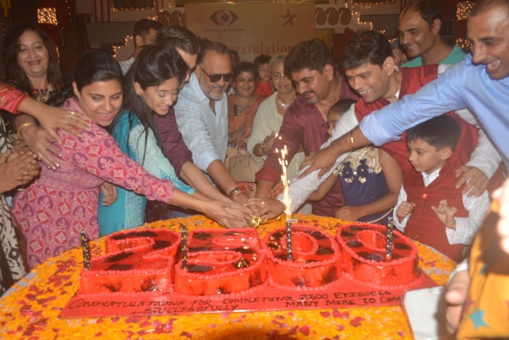 Hawan and cake cutting ceremony on the sets of Yeh Ristha Kya Kehlata Hai - 5