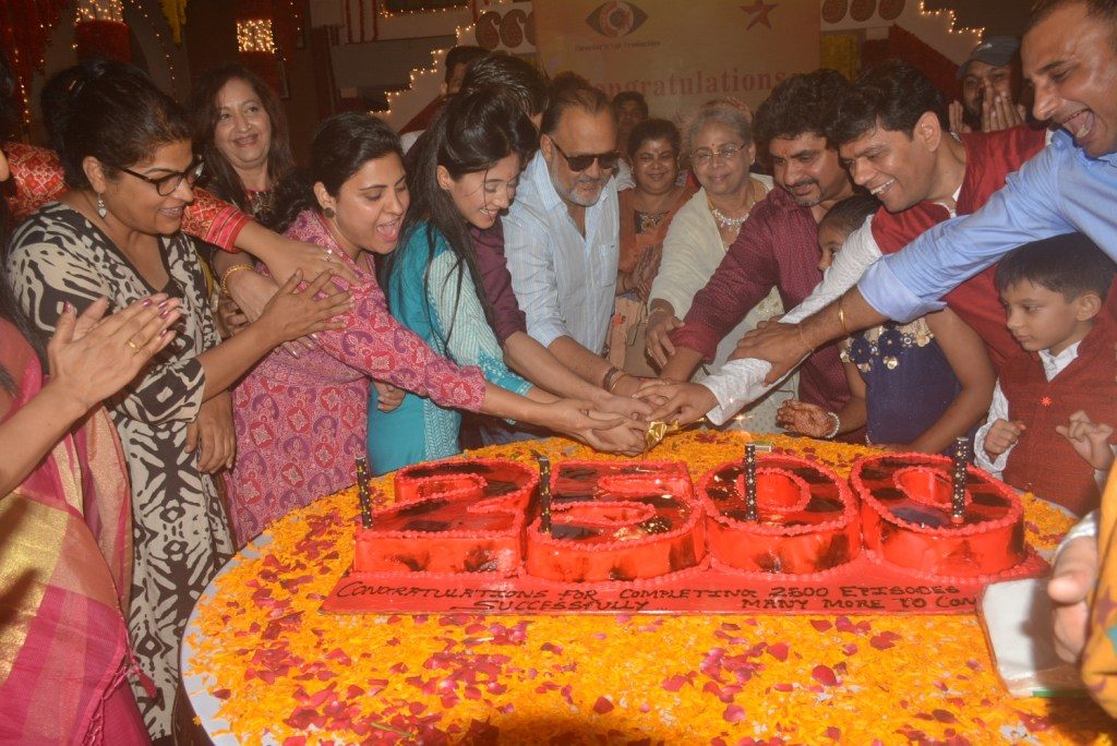 Hawan and cake cutting ceremony on the sets of Yeh Ristha Kya Kehlata Hai - 6