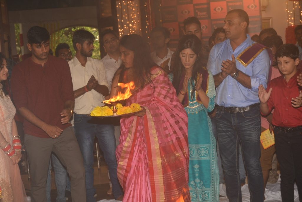 Hawan and cake cutting ceremony on the sets of Yeh Ristha Kya Kehlata Hai - 12