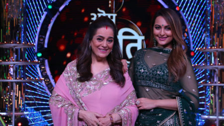 Mother-Daughter duo Poonam and Sonakshi Sinha share the judging panel on Om Shanti Om