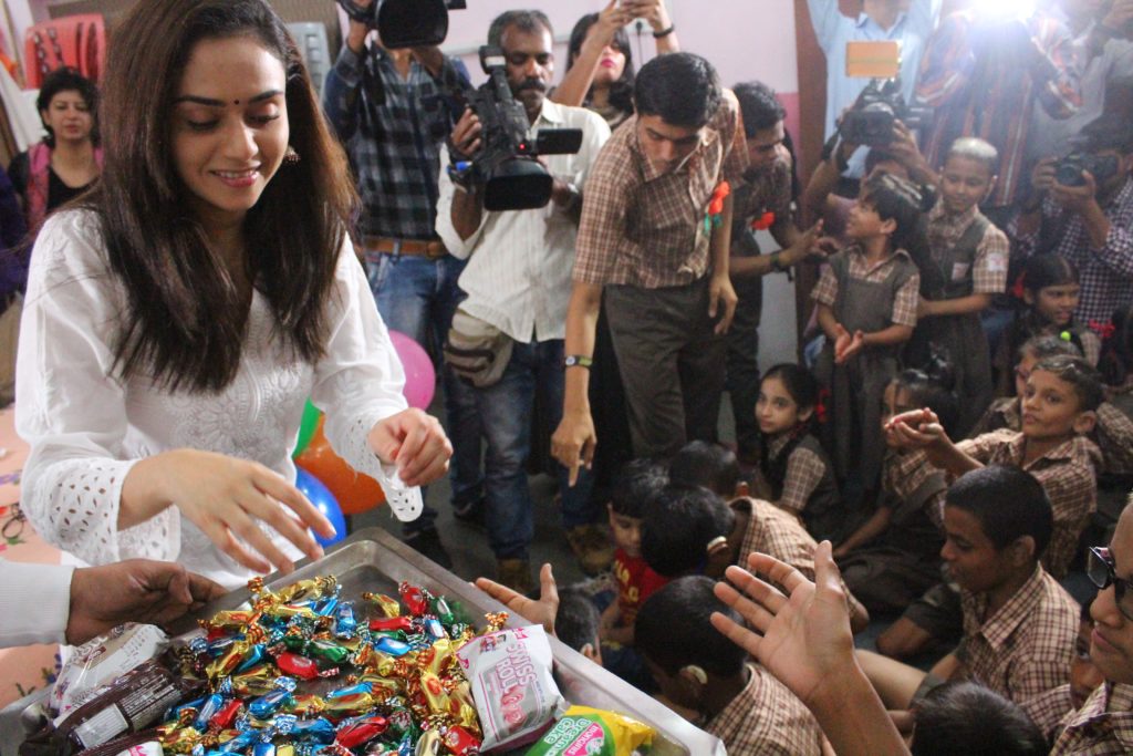 Amruta Khanvilkar celebrates birthday with special kids - 0