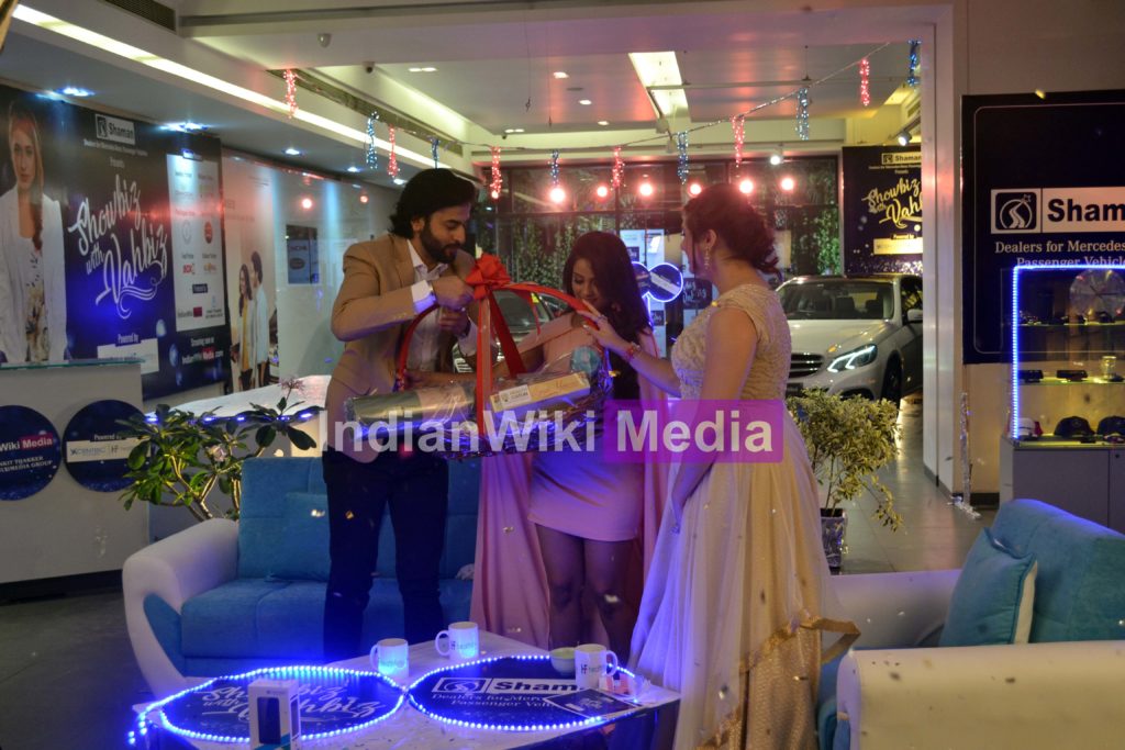 Fun time: Shashank Vyas and Adaa Khan on the set of Showbiz With Vahbiz - 4