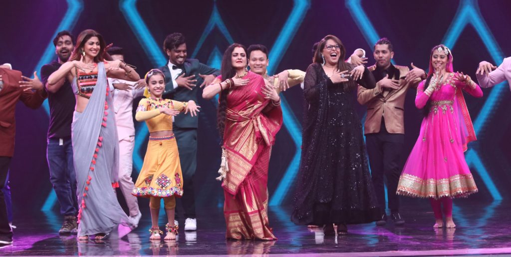 Legendary actress Rekha grace the set of Super Dancer Chapter 2 - 4