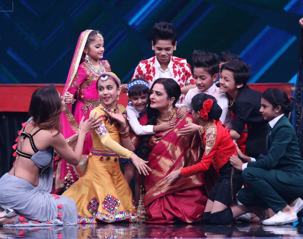 Legendary actress Rekha grace the set of Super Dancer Chapter 2 - 5