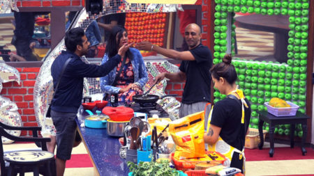 Bigg Boss 11: Puneesh threatens Akash; throws footwear at him