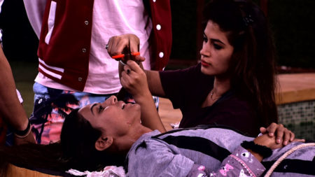 Bigg Boss 11: Bandgi seeks revenge from Hina by cutting her hair