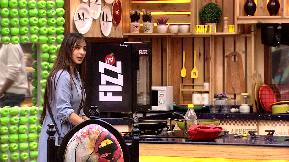 Kitchen Queen Shilpa Shinde steps off her throne; gives up her reign in the Bigg Boss 11 Kitchen