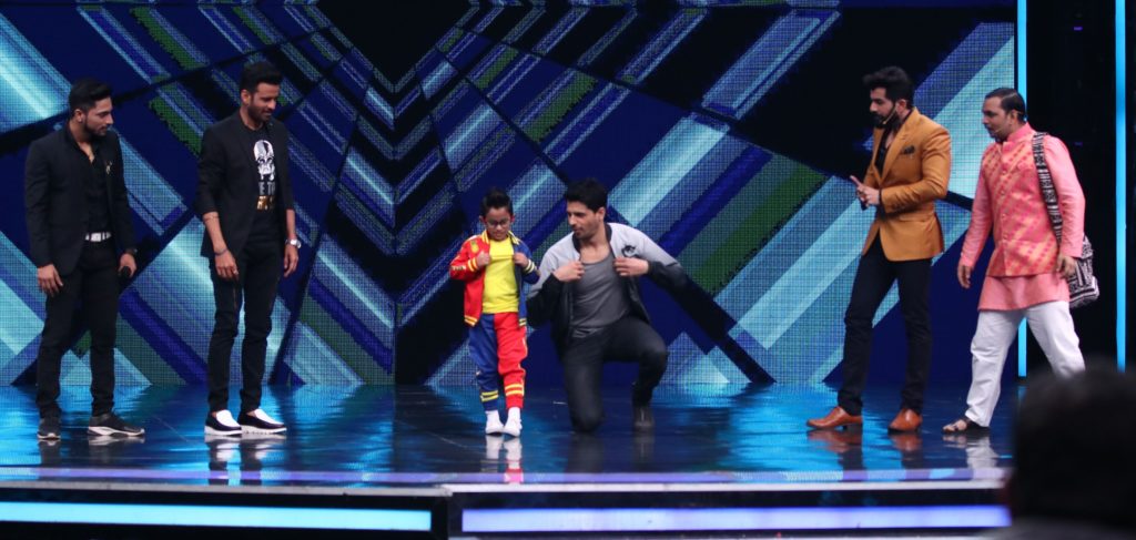 Siddharth Malhotra and Manoj Bajpai had a gala time on Super Dancer Chapter 2 - 0