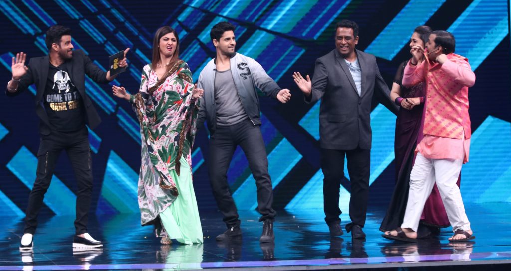 Siddharth Malhotra and Manoj Bajpai had a gala time on Super Dancer Chapter 2 - 2