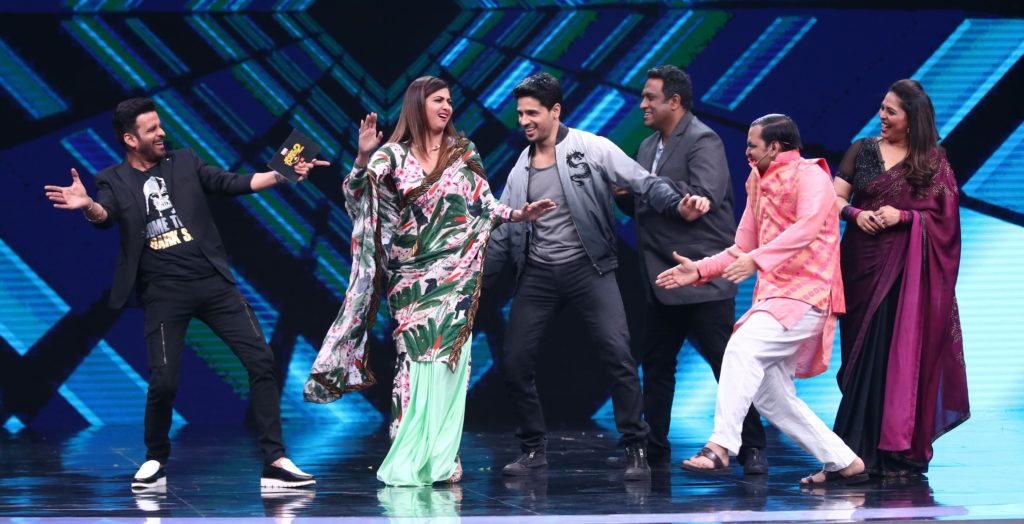 Siddharth Malhotra and Manoj Bajpai had a gala time on Super Dancer Chapter 2 - 1