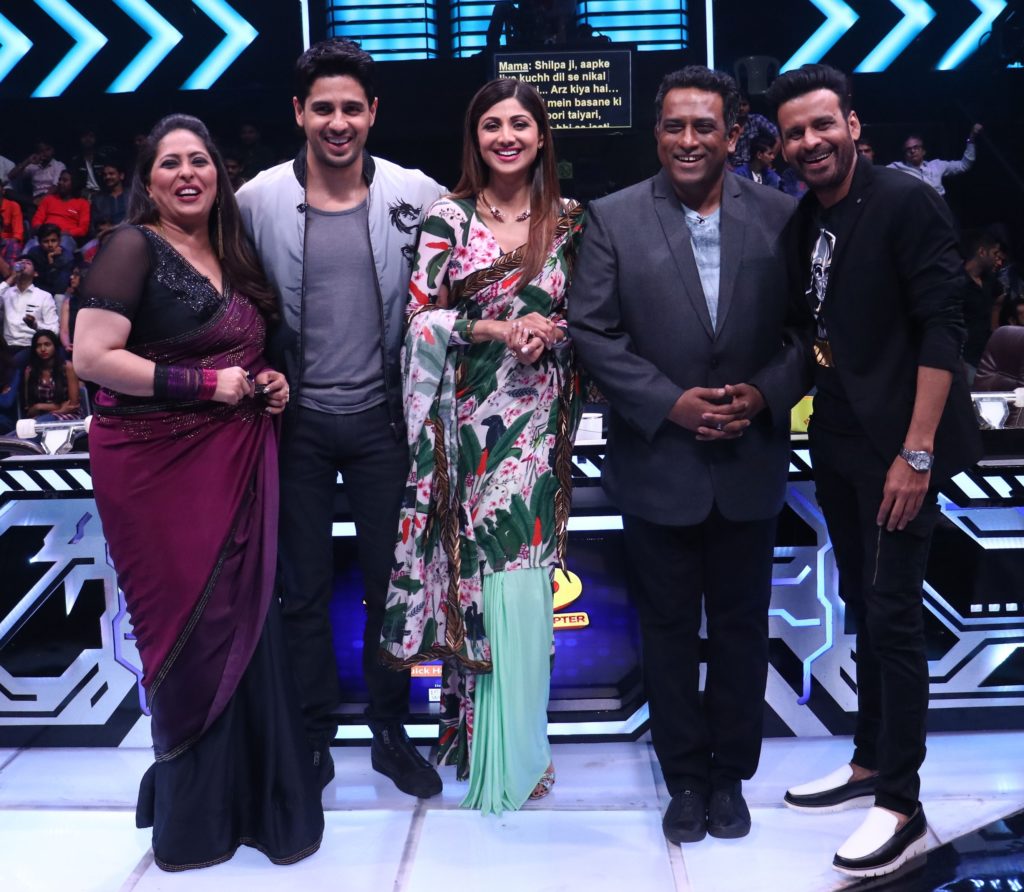 Siddharth Malhotra and Manoj Bajpai had a gala time on Super Dancer Chapter 2 - 3