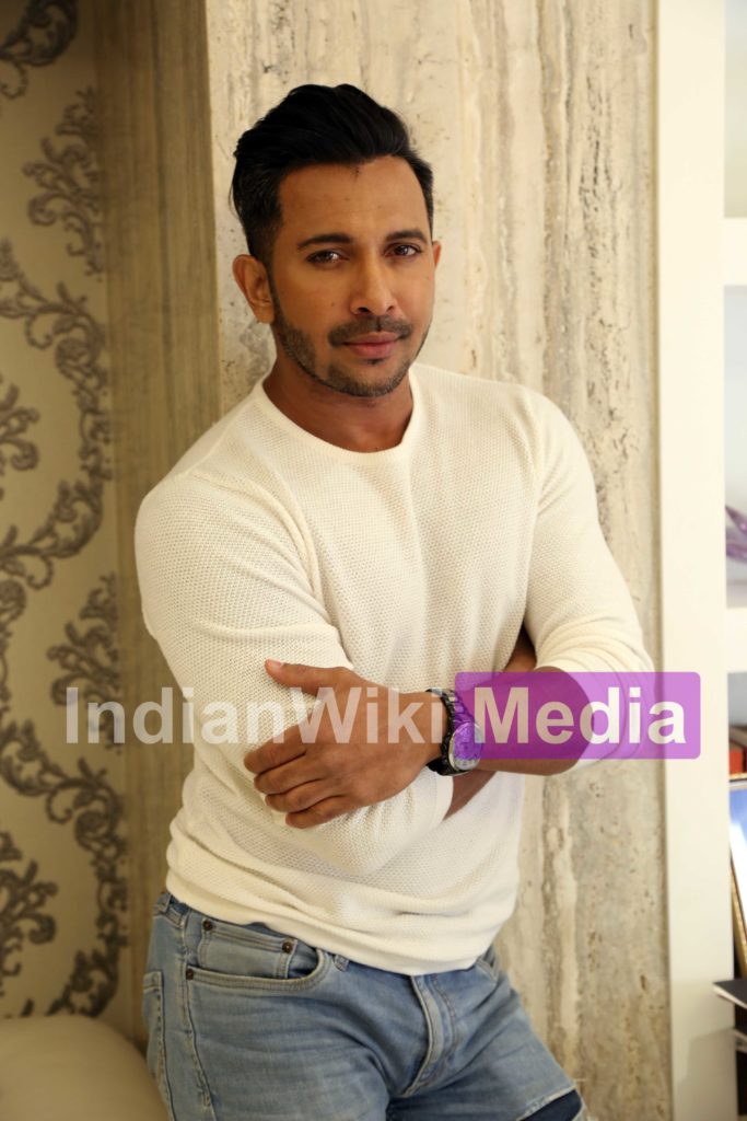 All smiles: Handsome and talented Terence Lewis - 2