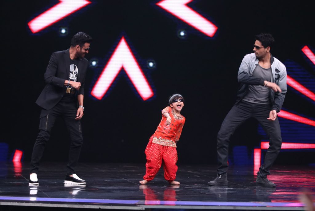 Siddharth Malhotra and Manoj Bajpai had a gala time on Super Dancer Chapter 2 - 5