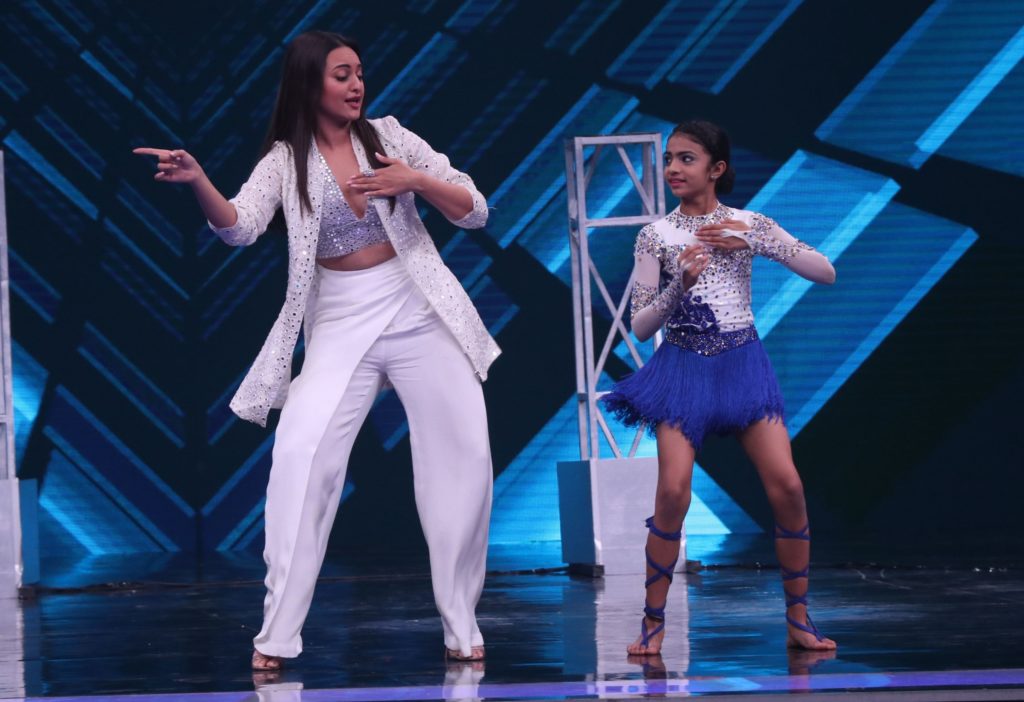 Dabangg girl Sonakshi Sinha had a gala time on Super Dancer Chapter 2 - 0