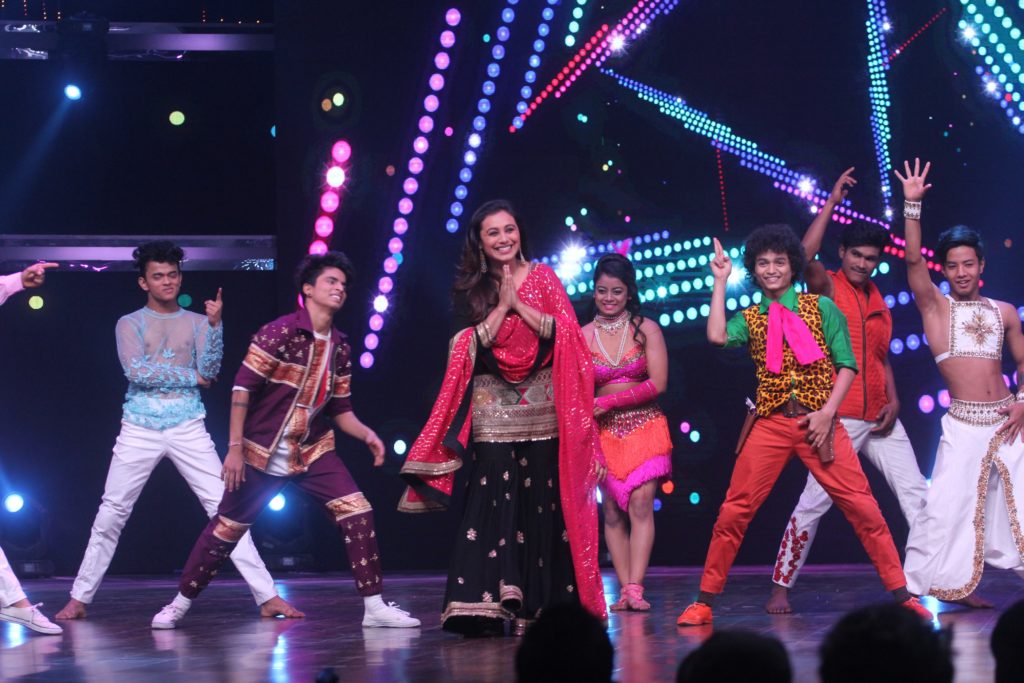 Rani Mukherjee promotes her movie on the sets of Dance India Dance 6 - 6