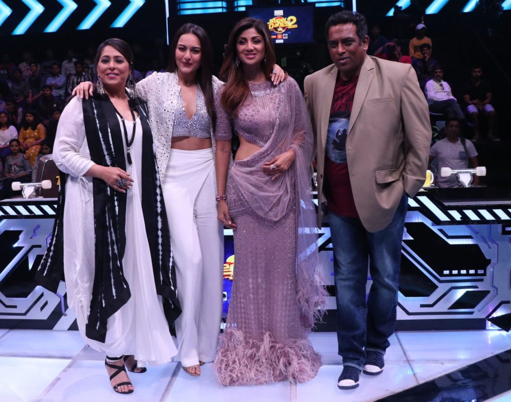 Dabangg girl Sonakshi Sinha had a gala time on Super Dancer Chapter 2 - 4