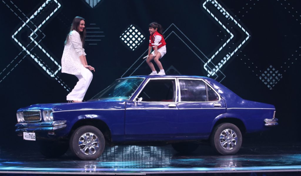 Dabangg girl Sonakshi Sinha had a gala time on Super Dancer Chapter 2 - 5