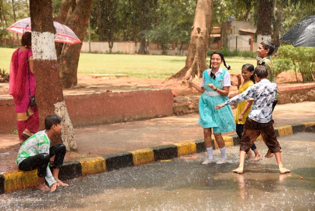 Sameer and Naina reminiscing their rain romance in Yeh Un Dinon Ki Baat Hai - 6