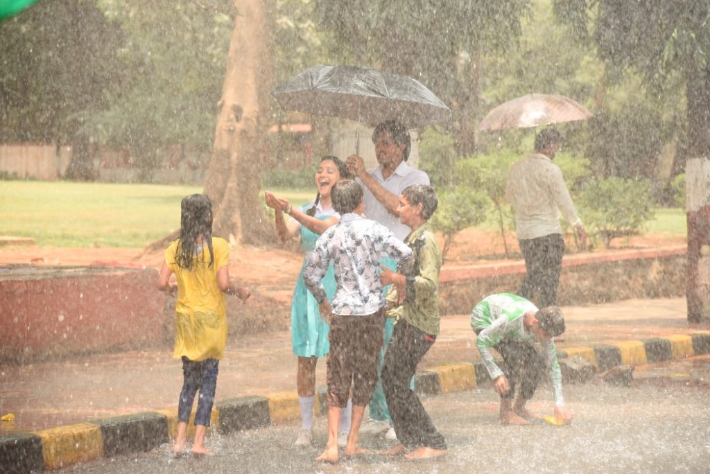 Sameer and Naina reminiscing their rain romance in Yeh Un Dinon Ki Baat Hai - 7