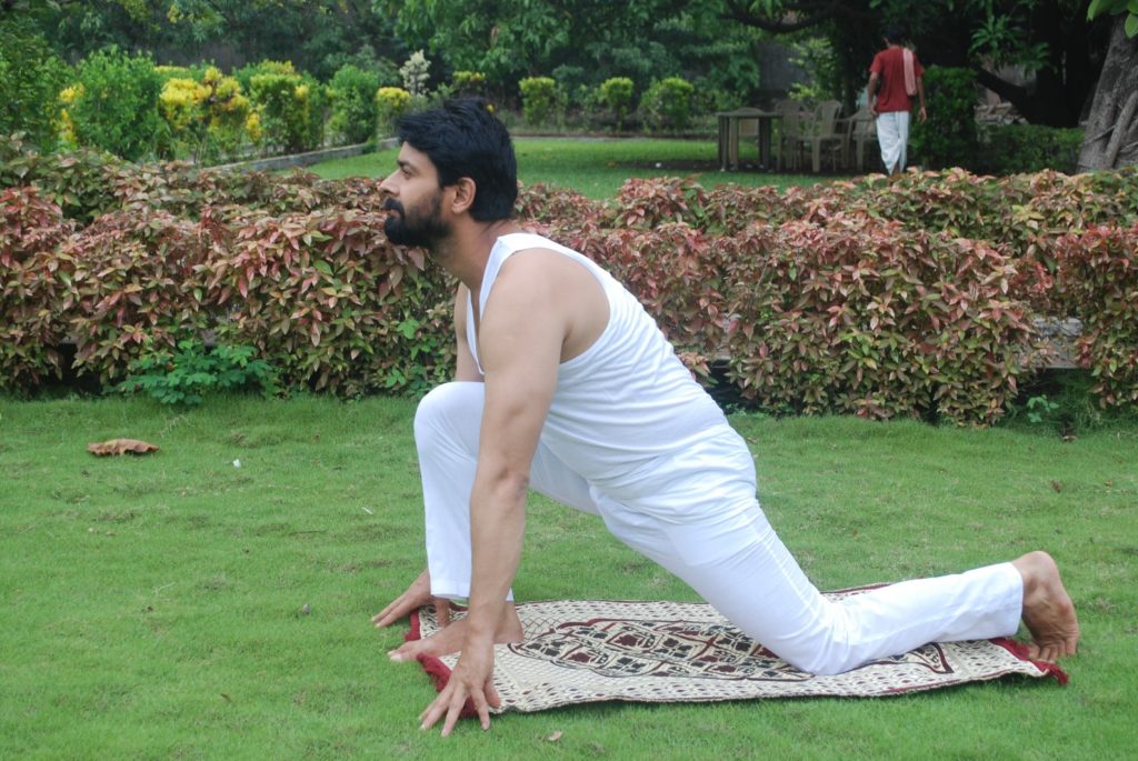 Abeer Soofi’s Yoga asanas from the sets of Mere Sai - 5