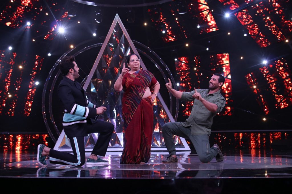 Sonakshi Sinha, Jassi Gill, John Abraham and Manoj Bajpai on Indian Idol 10 - 1