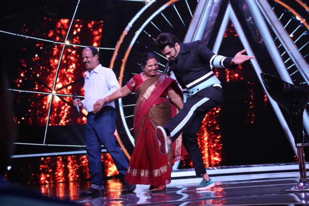 Sonakshi Sinha, Jassi Gill, John Abraham and Manoj Bajpai on Indian Idol 10 - 3