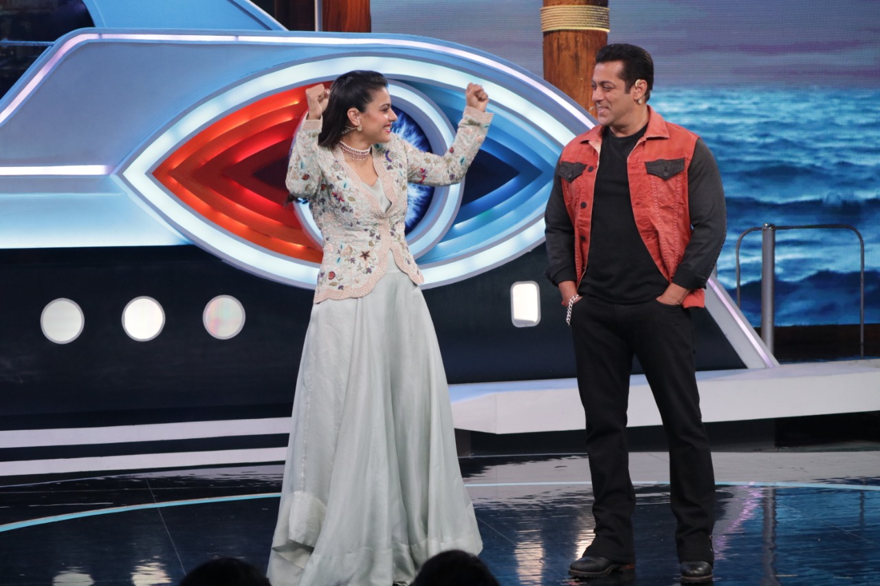 Kajol with Salman Khan in Bigg Boss 12